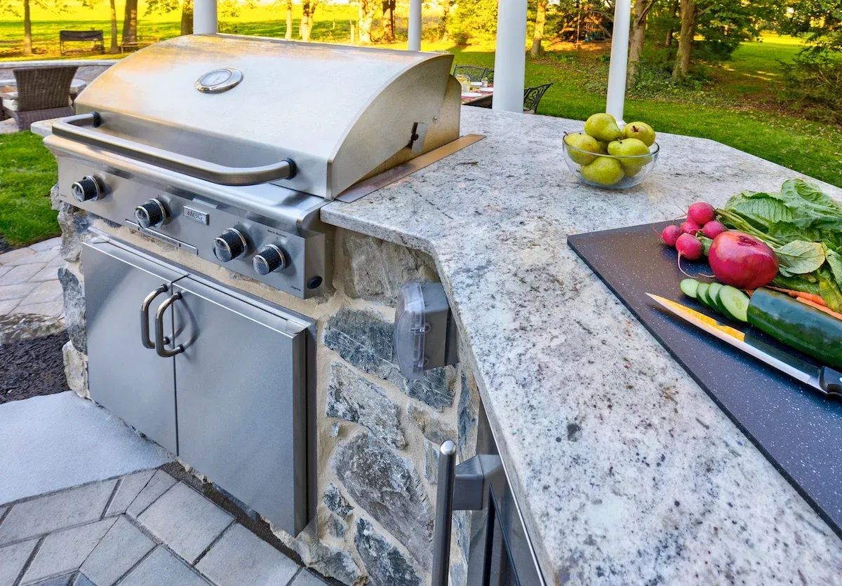 Outdoor Countertops That Last: A Canadian Buyer’s Guide 2 Outdoor kitchen with durable stone countertops in Canada