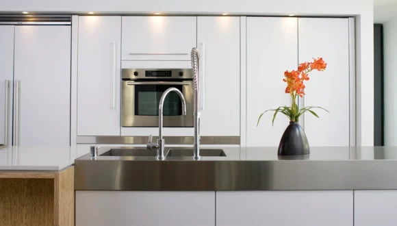 Stainless Steel vs Quartz Countertops: Durability, Style, and Costs Compared (2025 Guide)