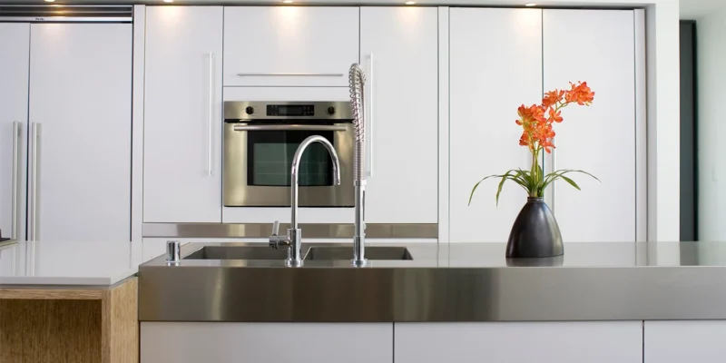 Stainless Steel vs Quartz Countertops: Durability, Style, and Costs Compared (2025 Guide)